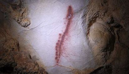 Detall d'una de les figures geomètriques, taques, discos i signes ocres o vermellosos, possiblement del període paleolític, que han estat trobats a la cova Aurea Nota.