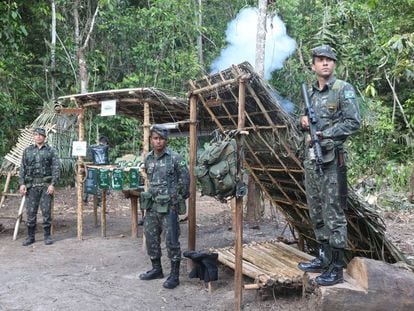 Militares brasileños durante ejercicio militar en Amazonía.