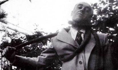 El escritor Agustín Espinosa, 'ahorcándose' con una manguera en una ceremonia surrealista celebrada en 1935. 