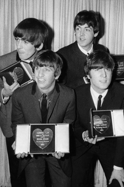 Pero volvamos la vista atrás: los Beatles fueron de los primeros hombres que más influyeron en los peinados masculinos con sus flequillos. En España, como recordaremos, estos inocentes bobs hicieron que las autoridades de la época los llamaran "melenudos".