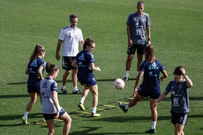 Jorge Vilda dirige un entrenamiento de la selección femenina, este miércoles en la Ciudad del Fútbol de Las Rozas.
