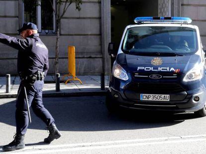 Una patrulla i un agent davant del Suprem, durant la compareixença de Junqueras al gener. En vídeo, el trasllat dels presos a Madrid.