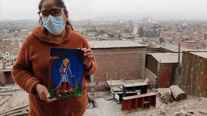 Maribel Sotelo sostiene un cuadro pintado por el artista Ness is Sans en honor al zorro Run Run, el pasado viernes.