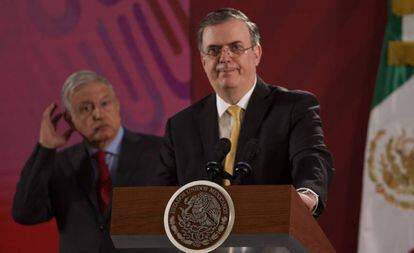 López Obrador y Marcelo Ebrard durante una conferencia el pasado 12 de noviembre.