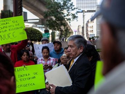 Un grupo de mexicanos protesta frente a un tribunal contra la estatal CFE.