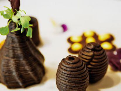 Unas delicias tridimensionales de chocolate con forma de panales de abeja cocinadas por Foodini.