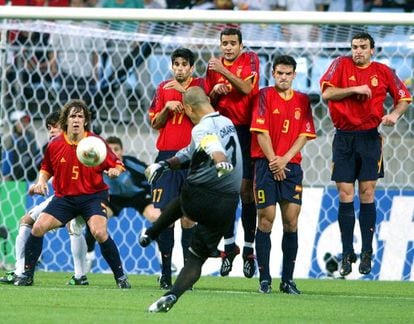El portero de Paraguay Josçe Luis Chilavert, lanza una falta sobre la portería de Iker Casillas ( al fondo), mientras los jugadores españoles, ( de izquierda a derecha) Puyol, Valerón, Juanfran, Morientes y Javier De Pedro forman la barrera. España venció 3-1 en este partido del Mundial de Corea y Japón en 2002.