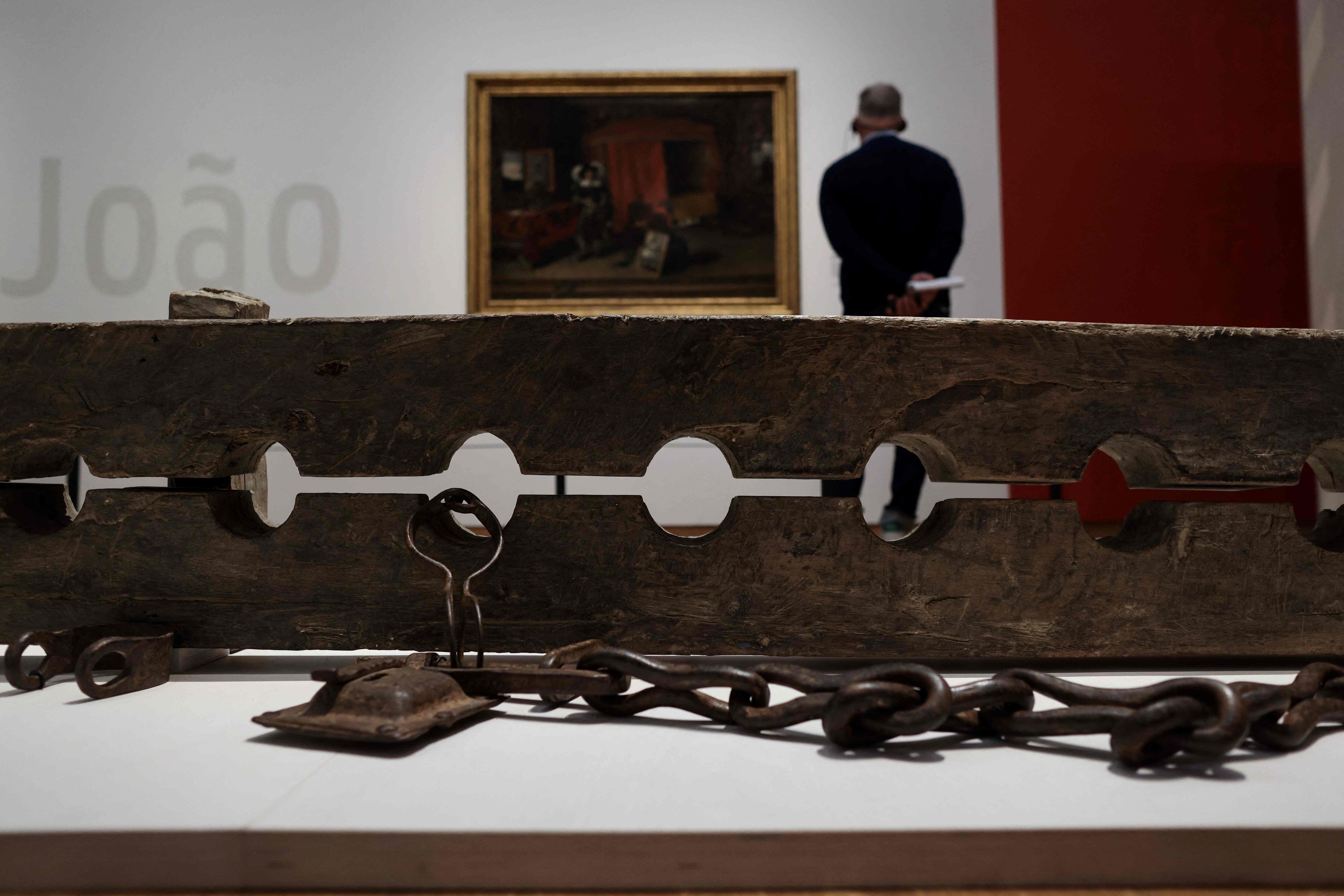La exposición sobre la esclavitud en el Rijksmuseum de Ámsterdam mostraba en mayo de 2021 varios cepos utilizados en la época colonial para inmovilizar a los esclavos.