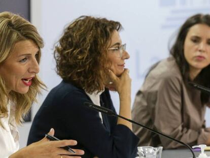 La ministra de Trabajo, Yolanda Díaz; la ministra portavoz y de Hacienda, María Jesús Montero; y la ministra de Igualdad, Irene Montero, comparecen en rueda de prensa tras el Consejo de Ministros.