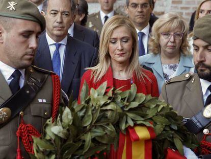 La presidenta de la Comunidad de Madrid, Cristina Cifuentes, ha rendido homenaje a los 43 caídos durante el levantamiento de 1808 contra las fuerzas napoleónicas