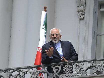 Zarif en el balc&oacute;n de un hotel de Viena, el 2 de julio.