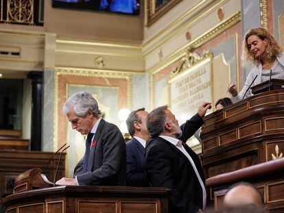 El diputado del PP y secretario cuarto de la Mesa del Congreso, Adolfo Suárez Illana, comunica que deja la política durante una sesión plenaria en el Congreso de los Diputados, este jueves.