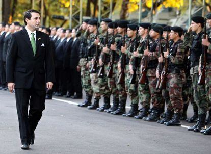 El presidente de Paraguay, Federico Franco, pasa revista a las tropas este jueves en Asunción