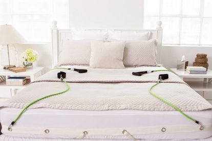 El cinturón que rodea el contorno del colchón sirve como anclaje para las diferentes gomas elásticas.