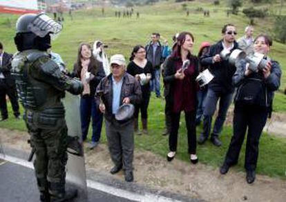 Manifestantes bloquean una vía, este miércoles 28 de agosto de 2013, en La Calera, departamento de Cundinamarca (Colombia) durante las protestas en favor del paro nacional campesino. EFE/Archivo