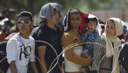 Inmigrantes esperan en el paso fronterizo de Macedonia y Grecia cerca de Gevgelija, el 28 de agosto de 2015.