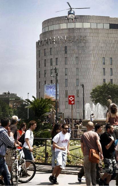 Uno de los momentos en los que el helicóptero voló más bajo en la plaza de Catalunya.