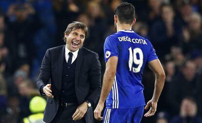 Antonio Conte y Diego Costa se saludan tras el triunfo del Chelsea frente al Stoke City el pasado d&iacute;a 31.