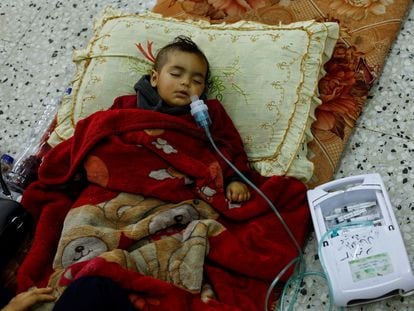 Un niño palestino duerme mientras recibe tratamiento médico en un centro de salud en Rafah, al sur de la franja de Gaza.