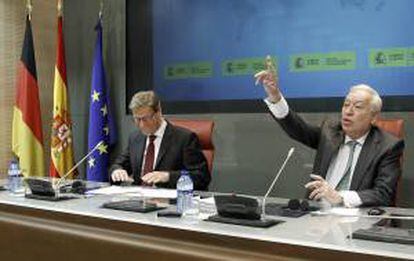 El ministro de Asuntos Exteriores, José Manuel García-Margallo (d), durante la rueda de prensa conjunta con su homólogo alemán, Guido Westerwelle, tras la reunión que han mantenido hoy en el Palacio de Viana, en Madrid.