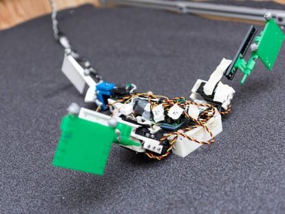 &quot;Muddybot&quot;, el robot que utiliza los principios locomotores del pez del fango para moverse por superficies granulares, tiene dos aletas y una cola que se mueven gracias a un motor el&eacute;ctrico.