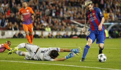 Messi sienta a Bravo para marcar el primero.