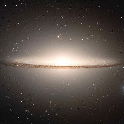 La galaxia del Sombrero, que se encuentra en la constelación de Virgo, es fácilmente reconocible con pequeños telescopios.