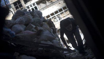 Un rebelde trata de evitar a los francotiradores en Saif al Daula (Alepo).