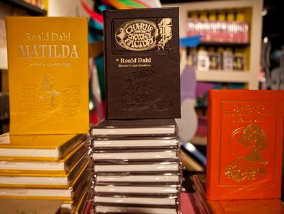 Tres obras de Roald Dahl, expuestas en una librería en Nueva York.