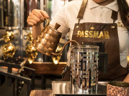 Una mujer prepara una bebida en la cafetería Passmar.