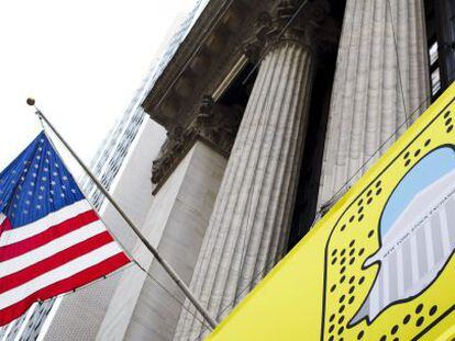 Una pancarta de la compa&ntilde;&iacute;a Snapchat permanece colgada frente a la Bolsa de Nueva York, en Nueva York, Estados Unidos. EFE/Archivo