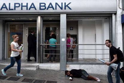 Exterior de Alpha Bank en Atenas (Grecia).