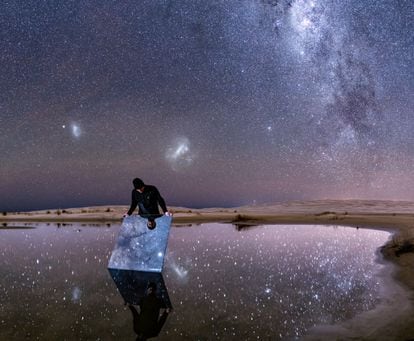 Reflejo nocturno del cielo austral, las tres galaxias por la izquierda son: la Pequeña Nube de Magallanes, la Gran Nube de Magallanes y parte de la Vía Láctea, en 2019.