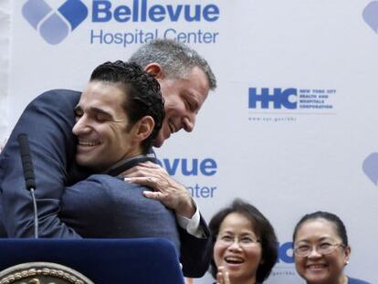 Abrazo entre el doctor Craig Spencer y el alcalde Bill de Blasio.