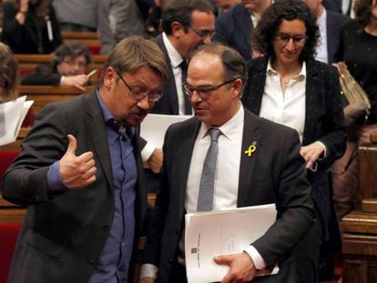 Xavier Domènech, amb Jordi Turull, en un ple del Parlament.