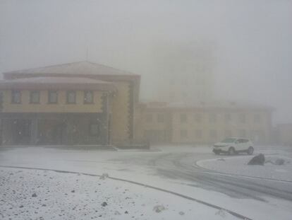 Es la primera nevada que cubre el Parque Nacional del Teide este invierno. En la zona de Izaña (en la imagen) la nieve ha cubierto todo dejando un níveo paisaje.