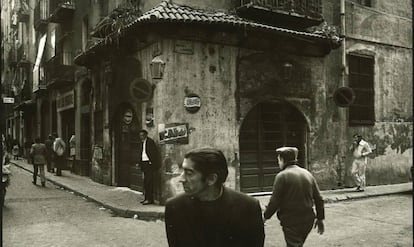 Una de las fotografías de Rafel Bernis sobre el bar del Raval que fotografió durante todo 1979.