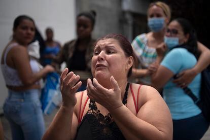 Un grupo de mujeres grita frente a la cárcel de Tuluá, rogando tener información sobre los sobrevivientes del incendio en la penitenciaría, el 29 de junio, en Valle del Cauca (Colombia).
