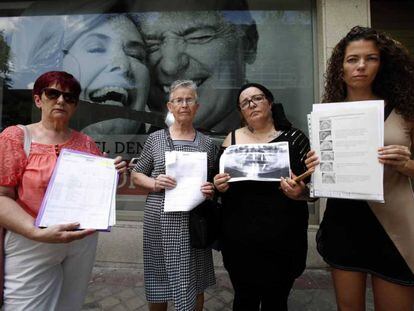 Varias afectadas por el fraude de las clínicas dentales, ayer en Madrid.