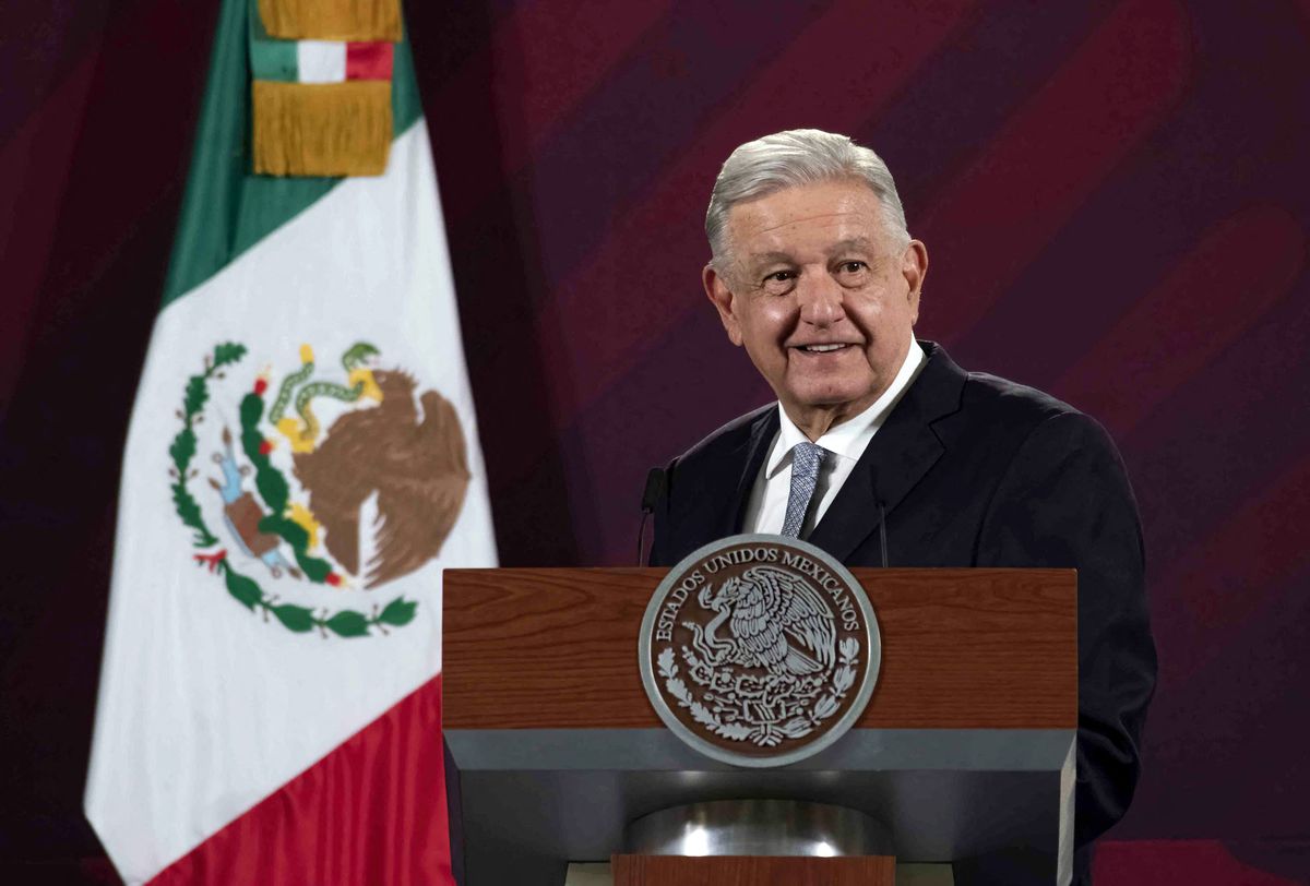 López Obrador promulga su “plan B” electoral y celebra la primera destitución de un alto funcionario del INE
