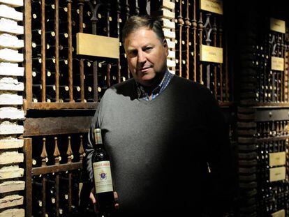 Jos&eacute; Luis Heras, en la bodega, con una botella etiquetada para el Papa.