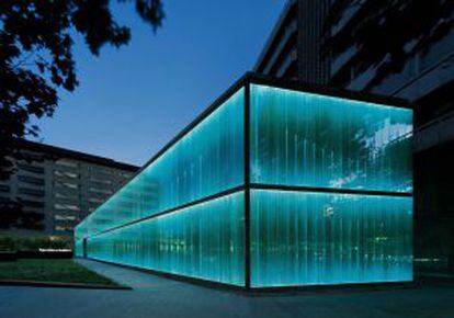 El exterior de vidrio de Roca Gallery fue proyectado por Carlos Ferrater (estudio de arquitectura OAB).