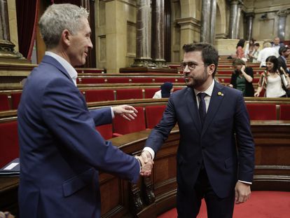 El presidente de la Generalitat, Pere Aragonès, saluda al consejero de Educación, Josep González Cambray, el pasado 29 de junio.