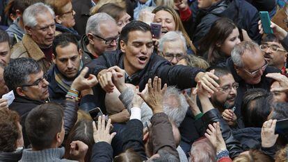Pedro Sánchez, rodeado de simpatizantes en la localidad de Xirivella (Valencia), en noviembre.