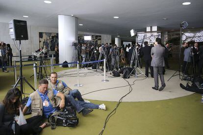 Periodistas y cámaras aguardando el inicio de la votación, en la Cámara de los Diputados. 