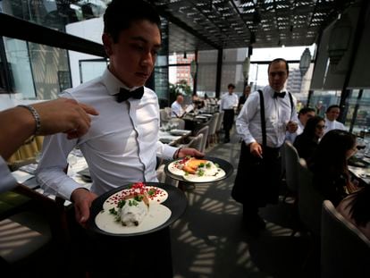 Un mesero entrega chiles en nogada en un restaurante de Ciudad de México el 26 de agosto de 2022.