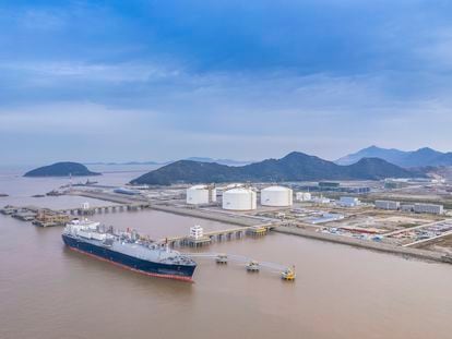 Vista aérea de un buque cisterna de gas natural licuado (GNL) amarrado al embarcadero, Zhoushan, provincia de Zhejiang, China.