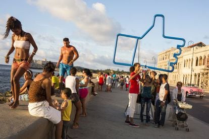 Un 'Me gusta' de Facebook, de artista Alexander Guerra, en el Malecón.