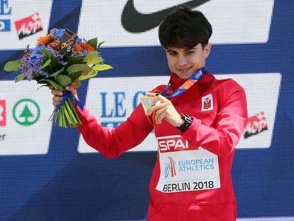María Pérez, en el podio, con su medalla de oro.