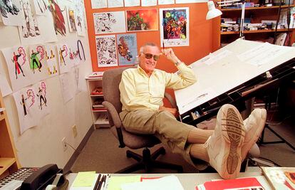 Stan Lee, posa en su estudio de Los Ángeles en noviembre de 1998. 